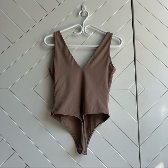Women’s Aritzia Babaton deep v-neck body suit in taupe Size M - Picture 4 of 8